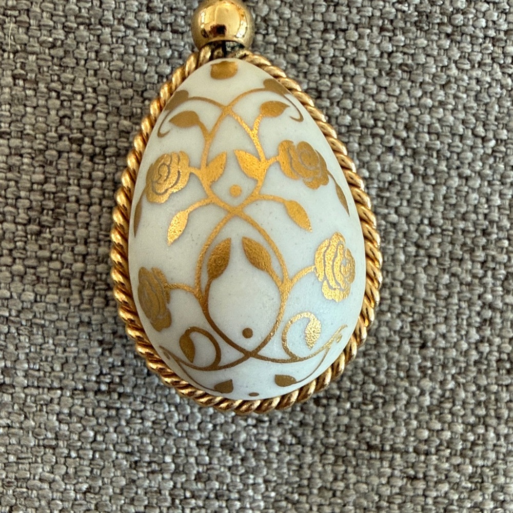 Franklin Mint Gold Rose on Cream Teardrop pendant